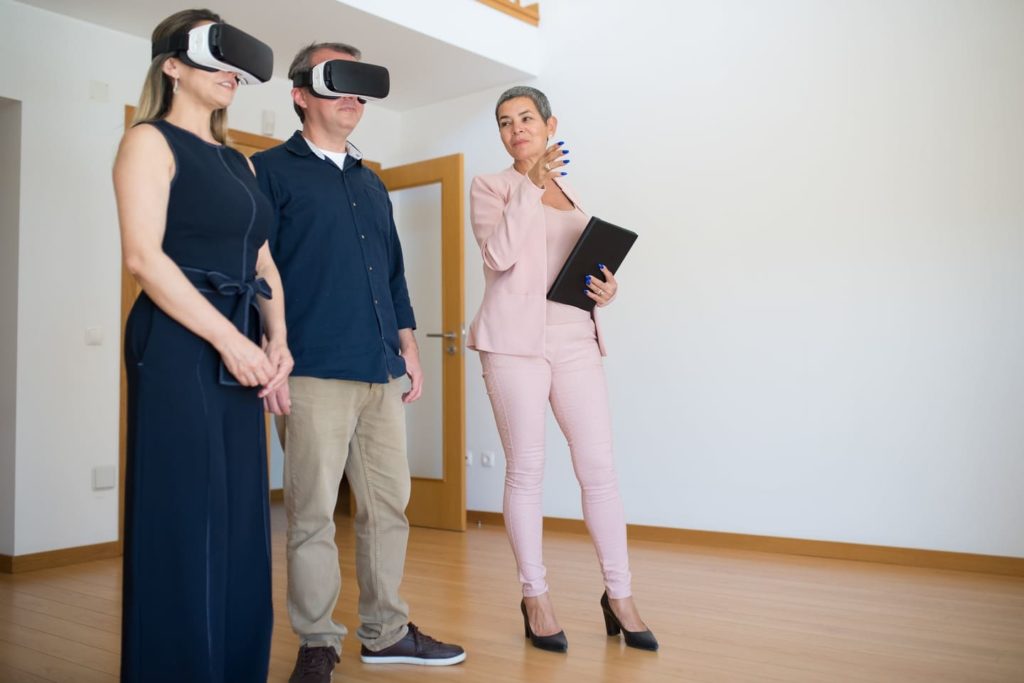 Rappresentante mostra ai clienti un tour virtuale dell'appartameno in VR.